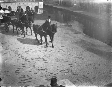 853371 Afbeelding van een rijtuig met daarin koningin Wilhelmina, op de Abstederdijk te Utrecht, tijdens een bezoek aan ...